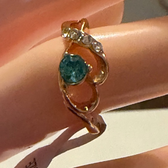 Elegant Gold and Blue Stone Ring. - Picture 1 of 6